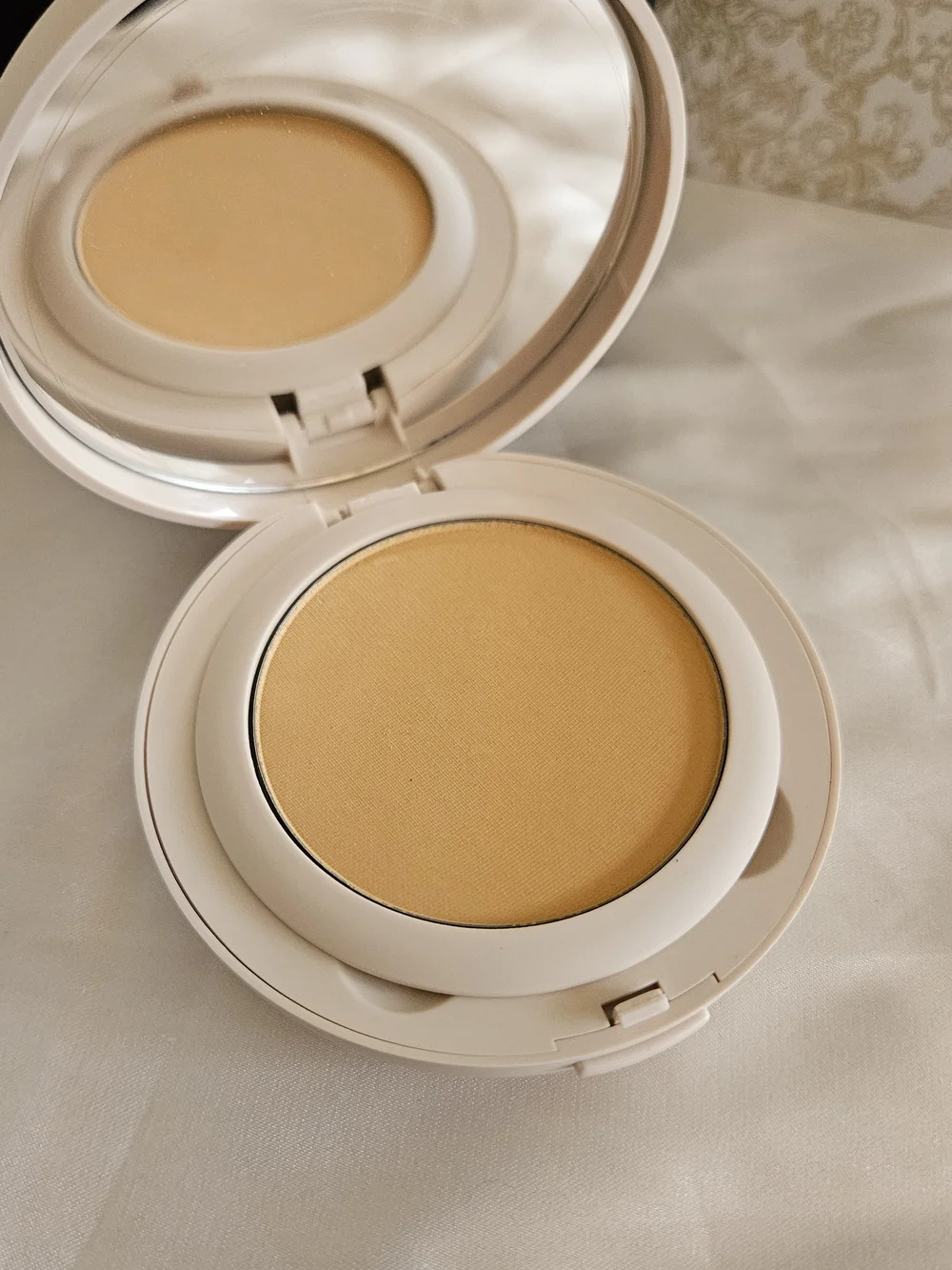 Laura Mercier Translucent Pressed Setting Powder - Translucent Honey